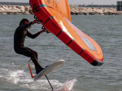 Processo favorito dall��ala�, un tipo di vela gonfiabile e leggera simile a quella del kitesurf che, grazie al vento, agevola la crescente spinta verso l�alto